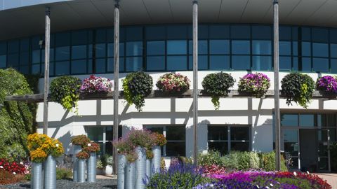 A gauche sur la photo, les podiums présentant 3 nouveautés Facil’Eté® plébiscitées par l’hebdomadaire Rustica : Coreopsis UpTick™ à grosses fleurs bicolores, Lantana moderne (stérile) ‘Bloomify’ (en rose et en rouge) et Gomphrena ‘Truffula’ rose issu de bouture.© Coralie Pilard 